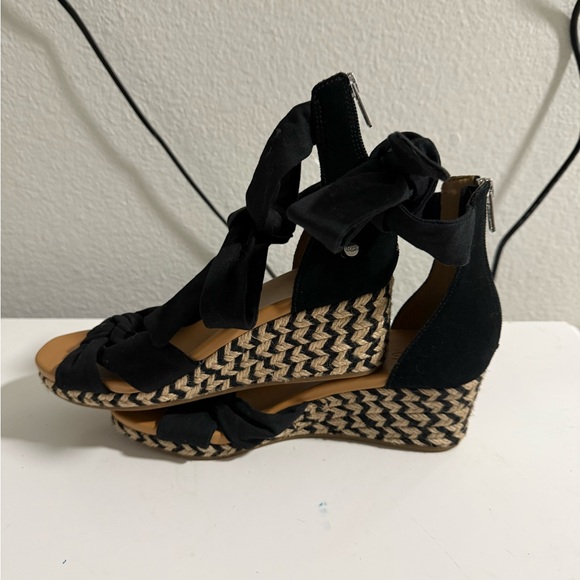 UGG Black and Tan Wedge Sandals - Picture 5 of 7